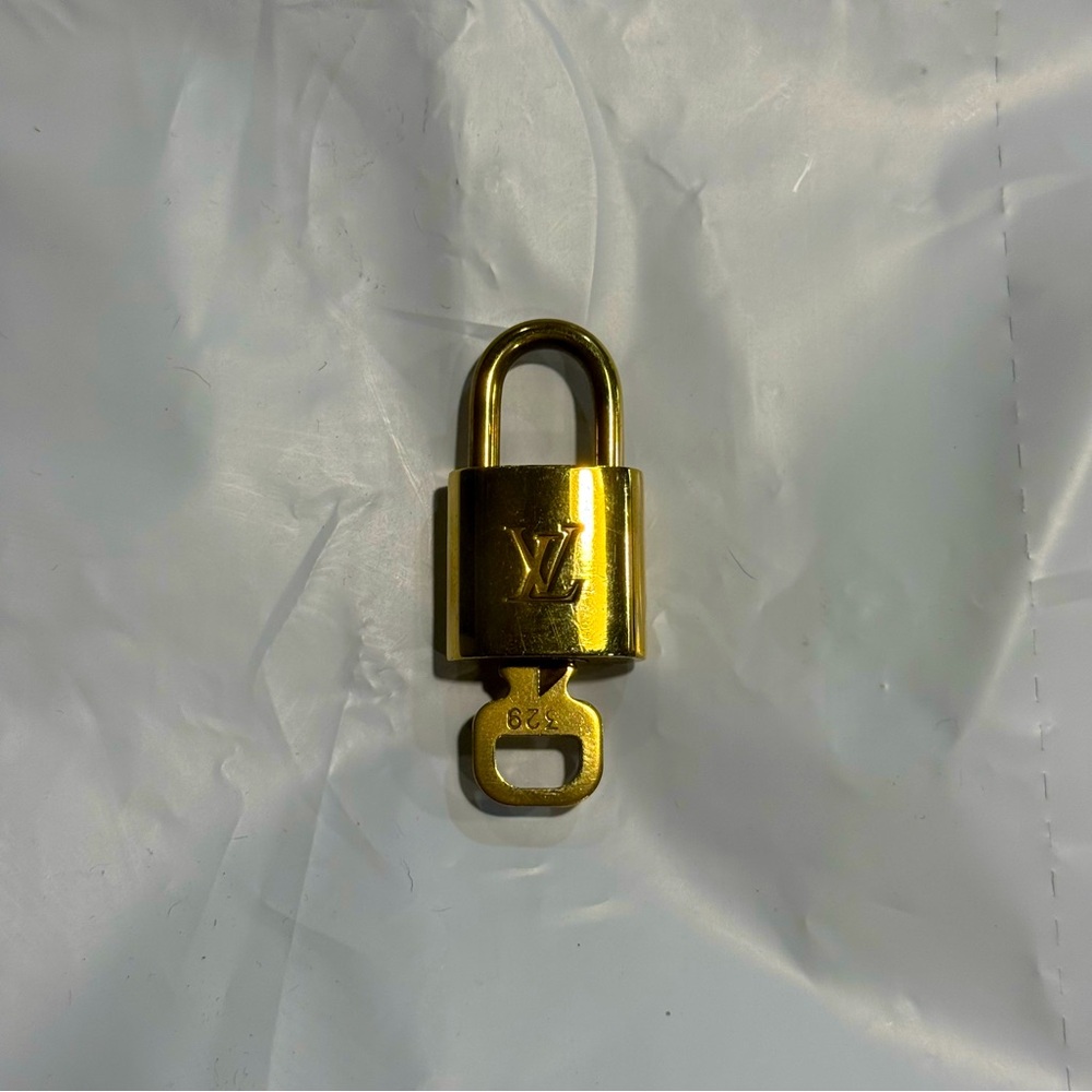COPY - Louis Vuitton LV mini locket